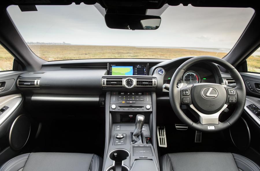 Торпедо Lexus RC300h F-Sport 2019 года  (UK) (фото 15 из 40)